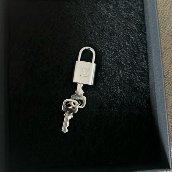 🔥 LV Lock & 2 Keys Silver 315🔥🤑 - Picture 5 of 5